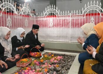 Wakil Gubernur NTB Tabur Bunga di Pusara Pahlawan Nasional Datok Majid Pancor Lombok Timur