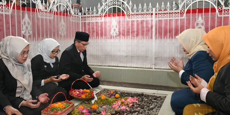 Wakil Gubernur NTB Tabur Bunga di Pusara Pahlawan Nasional Datok Majid Pancor Lombok Timur