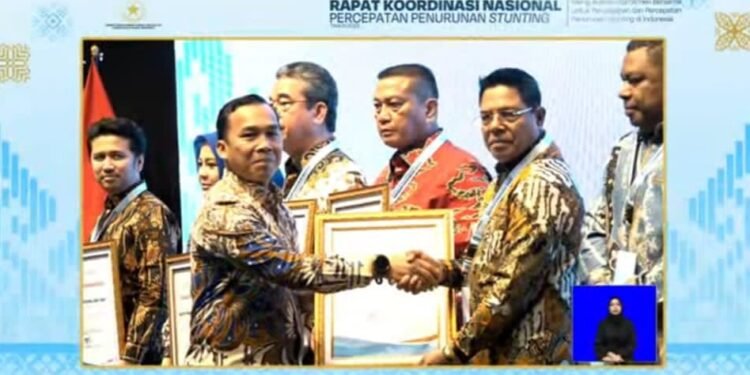 Bupati Lotim Terima Penghargaan Nasional Pengendali Program “GENTING’