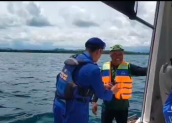 Hadapi Cuaca Buruk, Polair Polda NTB Bagi Pelampung untuk Nelayan Lombok Timur