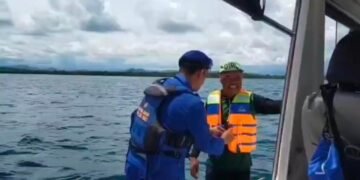 Hadapi Cuaca Buruk, Polair Polda NTB Bagi Pelampung untuk Nelayan Lombok Timur