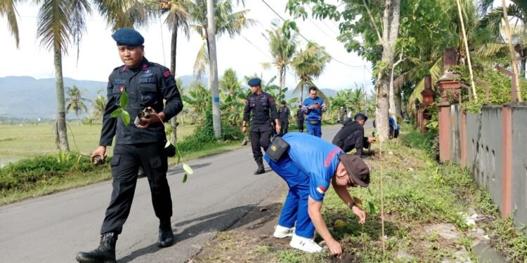 Brimob dan Pol Airud Polda NTB Tanam Ribuan Pohon di Desa Ranggarata