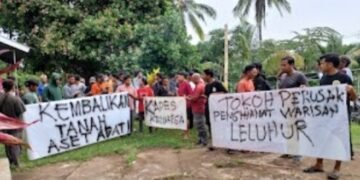 Selamatkan Tanah Adat, Warga Bilok Petung Sembalun Segel Kantor Desa
