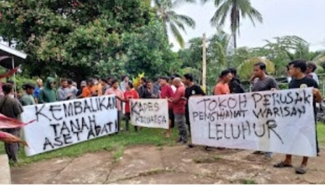 Selamatkan Tanah Adat, Warga Bilok Petung Sembalun Segel Kantor Desa