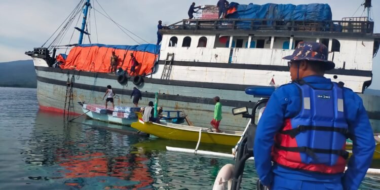 Kapal Polisi XXI-2012 Laksanakan SAR dan Pengamanan Kapal Kandas di Perairan Gili Lawang