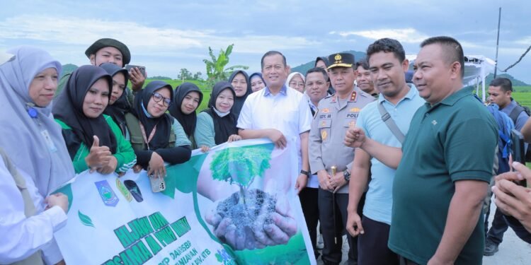 Gubernur dan Kapolda NTB Hadiri Panen Raya di Desa Banyu Urip Lobar