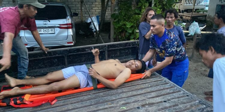 Kapal Patroll Pol Airud Evakuasi Warga Teluk Kombal yang Terpeleset di Gili Terawangan