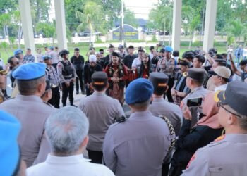 Bawa Ratusan Anggota, Laskar Sasak Serahkan Tongkat Komando ke Kapolda NTB