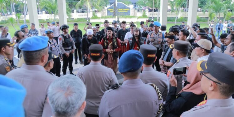 Bawa Ratusan Anggota, Laskar Sasak Serahkan Tongkat Komando ke Kapolda NTB