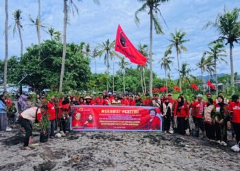 BAGUNA DPD PDI Perjuangan NTB Tanam Pohon Cegah Abrasi