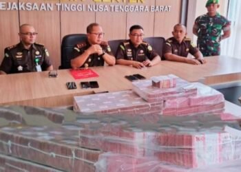 Mantan Bupati Lotim Ali Dachlan Serahkan 6,7 M ke Kejati NTB