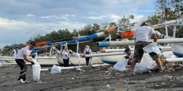 HUT Gerindra, Sampah Bersih, Operator Sampah Dapat Sembako