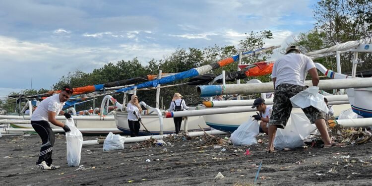HUT Gerindra, Sampah Bersih, Operator Sampah Dapat Sembako