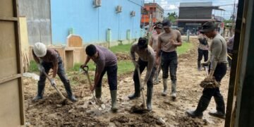 25 Personel BKO Brimob NTB Bersihkan Rumah Warga Pasca Bencana di Aceh