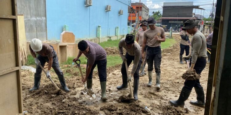 25 Personel BKO Brimob NTB Bersihkan Rumah Warga Pasca Bencana di Aceh