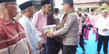 Kapolda NTB Berikan Bansos dan Resmikan kantor BPKB Polres Lotim