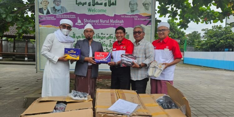 INTI dan JMSI NTB Berikan Bantuan Alas Kaki untuk Santri dan Guru Ponpes Nurul Madinah Kuripan