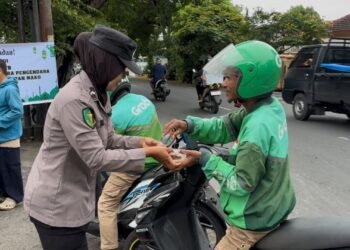 Berqah Ramadhan, Puluhan Personel Polda NTB Bagikan Takjil untuk Ojol dan Pengguna Motor