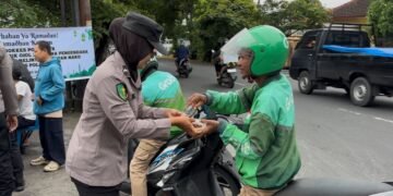 Berqah Ramadhan, Puluhan Personel Polda NTB Bagikan Takjil untuk Ojol dan Pengguna Motor
