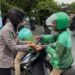 Berqah Ramadhan, Puluhan Personel Polda NTB Bagikan Takjil untuk Ojol dan Pengguna Motor