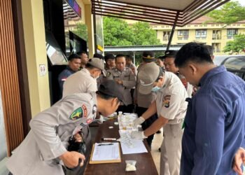 Pastikan Personel Bebas Narkoba, Biddokkes dan RS Bhayangkara Polda NTB Jalani Tes Urine