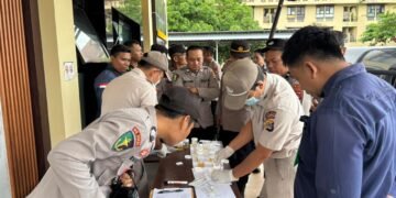 Pastikan Personel Bebas Narkoba, Biddokkes dan RS Bhayangkara Polda NTB Jalani Tes Urine