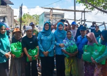 Ketua Tim Penggerak PKK NTB Bunda Sinta Berbagi Sembako Ramdhan Untuk Warga Pesisir Terdampak Cuaca Ekstrem