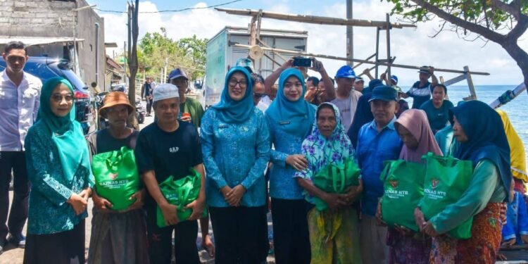 Ketua Tim Penggerak PKK NTB Bunda Sinta Berbagi Sembako Ramdhan Untuk Warga Pesisir Terdampak Cuaca Ekstrem