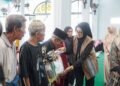 Bunda Sinta Bagi Paket Sembako untuk Warga Montong  Are Kelurahan Sandubaya Mataram