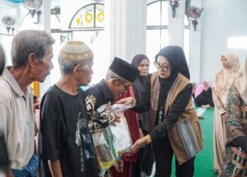 Bunda Sinta Bagi Paket Sembako untuk Warga Montong  Are Kelurahan Sandubaya Mataram