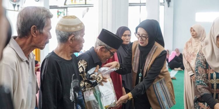 Bunda Sinta Bagi Paket Sembako untuk Warga Montong Are Kelurahan Sandubaya Mataram