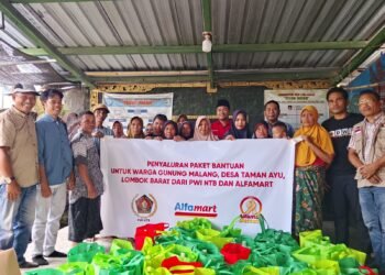 Kolaborasi PWI NTB–Alfamart, Kembali Salurkan Puluhan Paket Sembako untuk Korban Banjir