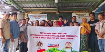 Kolaborasi PWI NTB–Alfamart, Kembali Salurkan Puluhan Paket Sembako untuk Korban Banjir
