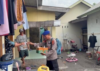 Ditpolairud Bagikan Takjil kepada Nelayan di Pantai Gading Mataram