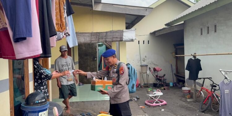 Ditpolairud Bagikan Takjil kepada Nelayan di Pantai Gading Mataram