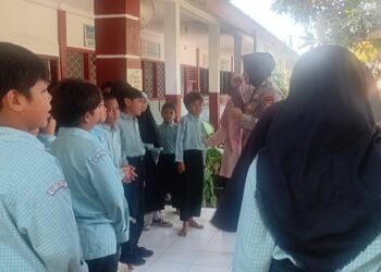 Polda NTB Tanamkan Kesadaran Kamtibmas Sejak Dini kepada Siswa SDN 4 Bajur