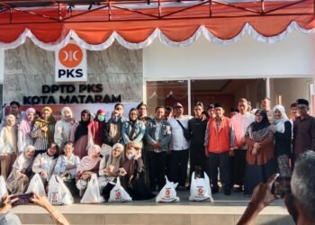 PKS Salurkan Bingkisan Ke PTT dan PPPK Paruh Waktu