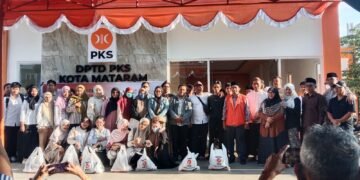 PKS Salurkan Bingkisan Ke PTT dan PPPK Paruh Waktu