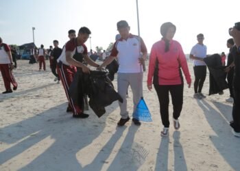 Kapolda NTB dan Anggota  Turun Tangan Bersih Pantai di Tanjung Aan, Dorong