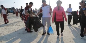 Kapolda NTB dan Anggota  Turun Tangan Bersih Pantai di Tanjung Aan, Dorong
