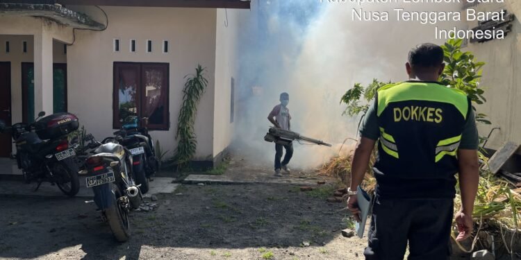 Cegah DBD, Biddokkes Polda NTB Lakukan Fogging di Mako dan Asrama Polsek Kayangan–Bayan