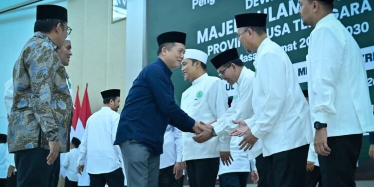 Gubernur Iqbal Ingatkan Pengurus MUI NTB Masalah Keumatan