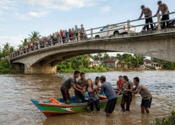 Kakak Beradik asal Cimahi Jawa Barat Nekat Terjun di Jembatan Sungai Meninting Lobar