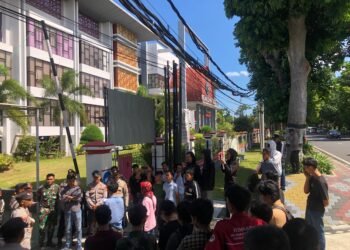 Mahasiswa Peduli Nyonya Lusi Gedor Kantor Kejati NTB, Minta Kembalikan Aset CV Sumber Elektronik