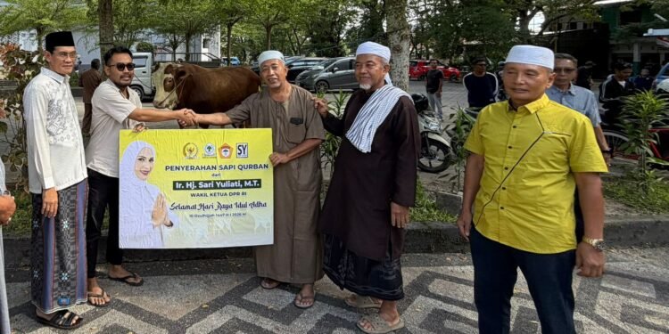 Wakil Ketua DPR RI Sari Yuliati Salurkan Dua Ekor Sapi Kurban Jenis Premium ke Masjid Agung Mujahidin Selong dan Masjid Agung Praya