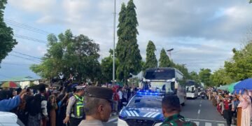 Aparat Kepolisian Kawal Kepulangan Jamaah Haji Kloter 3 Asal Lombok Barat