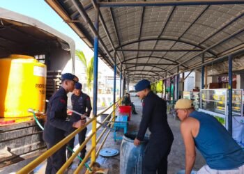 Sat Brimob Polda NTB Salurkan Air Bersih untuk Warga Pelabuhan Sape