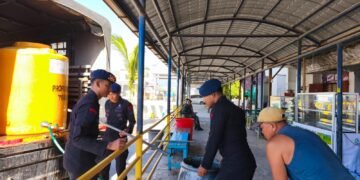 Sat Brimob Polda NTB Salurkan Air Bersih untuk Warga Pelabuhan Sape