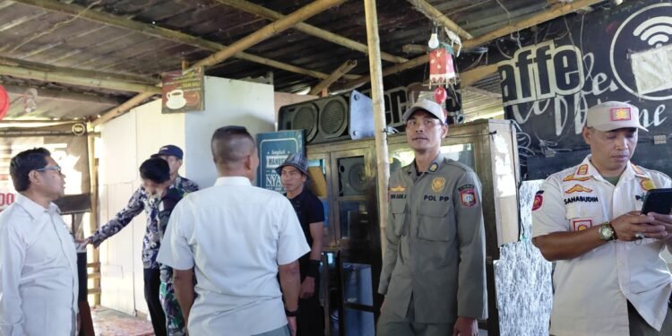 Ganggu Ketertiban Umum, Satpol PP Lotim Tertibkan Cafe di Desa Lenek Lauk