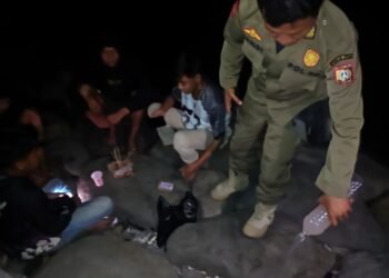 Patroli Trantibum, Satpol PP Lotim Musnahkan Miras di Pantai Suryawangi – Labuhan Haji
